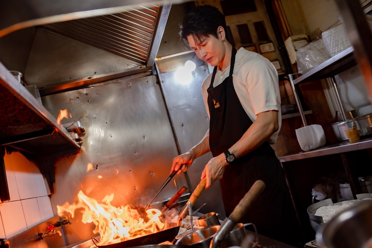 บูม รณหาญ เชฟหนุ่มผู้ไม่เคยหยุดเริ่มต้น กับบทบาททายาทรุ่น 3 ของก๋วยเตี๋ยวคั่วไก่ชลธิชา