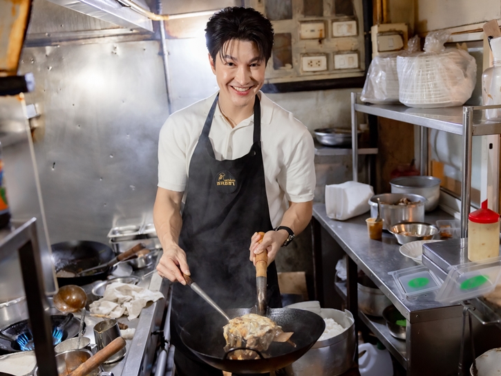 บูม รณหาญ เชฟหนุ่มผู้ไม่เคยหยุดเริ่มต้น กับบทบาททายาทรุ่น 3 ของก๋วยเตี๋ยวคั่วไก่ชลธิชา
