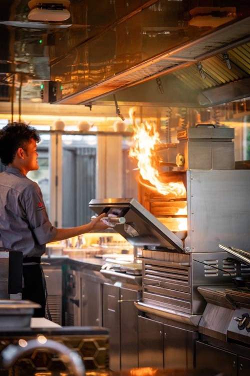 เดอะคริสตัลล์กริลล์เฮาส์ เปิดบ้านต้อนรับ Lady Butcher  สู่ค่ำคืนแห่งมื้ออาหารเหนือระดับ