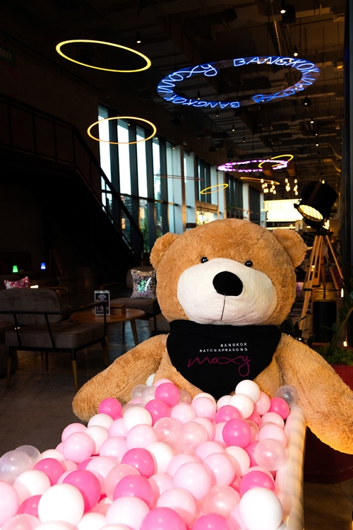 ม็อกซี่ แบงคอก ราชประสงค์ เติมสีสันเดือนกันยายนด้วยบรันช์จัดเต็ม บาร์บีคิวสุดชิค ตุ๊กตาหมี Bear Moxy กิจกรรมสัปดาห์เนโกรนีและแคมเปญ อร่อย บอนวอย