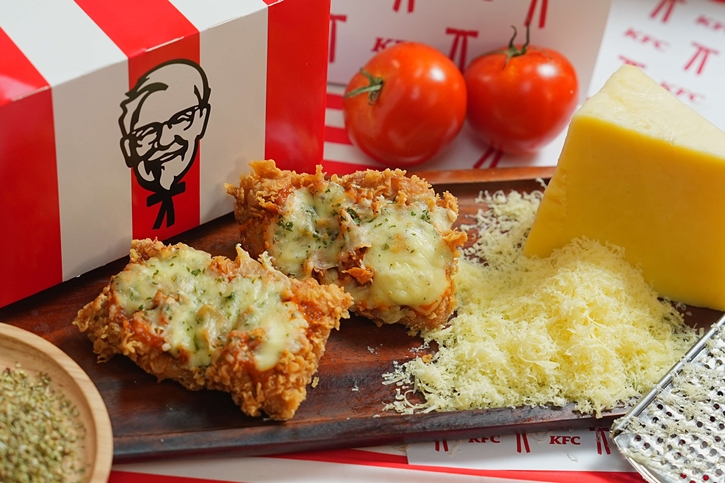 ไก่ทอด หรือ พิซซ่ากันแน่!? KFC จัดเต็มความอร่อย! เปิดตัวเมนูใหม่ “ชิซซ่า” พิซซ่าไก่กรอบฮอทแอนด์สไปซี่