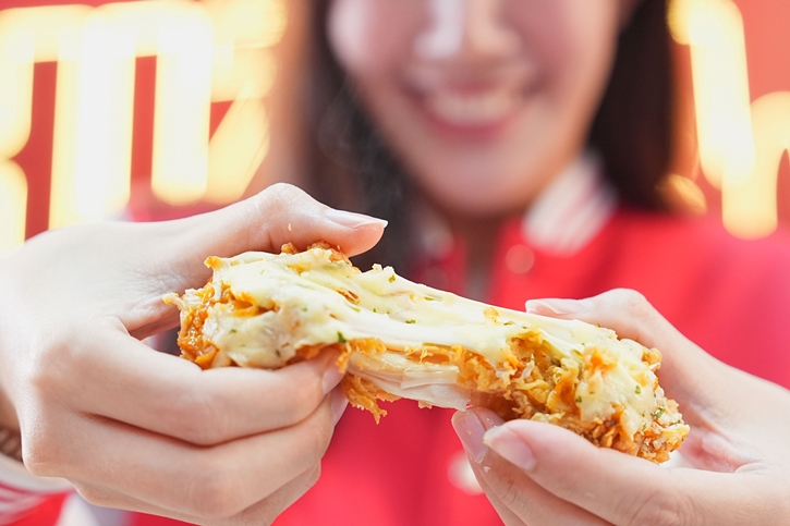 ไก่ทอด หรือ พิซซ่ากันแน่!? KFC จัดเต็มความอร่อย! เปิดตัวเมนูใหม่ “ชิซซ่า” พิซซ่าไก่กรอบฮอทแอนด์สไปซี่