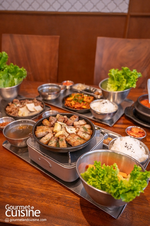 HASUL ภาษาเกาหลี หมายถึง หิมะในฤดูร้อน คำที่ตั้งใจซ่อนนัยเอาไว้อย่างสวยงาม ฤดูร้อนแทนเมืองไทย ส่วนหิมะคือเกาหลี เมื่อสองสิ่งต่างขั้วมาบรรจบกันกลายเป็นความโรแมนติกที่ชวนให้นึกถึงซีรีส์เกาหลีเรื่องโปรด 