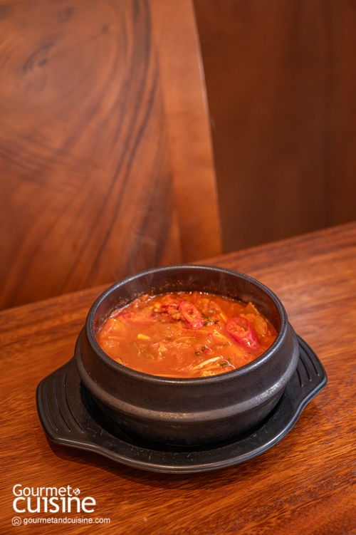 HASUL ภาษาเกาหลี หมายถึง หิมะในฤดูร้อน คำที่ตั้งใจซ่อนนัยเอาไว้อย่างสวยงาม ฤดูร้อนแทนเมืองไทย ส่วนหิมะคือเกาหลี เมื่อสองสิ่งต่างขั้วมาบรรจบกันกลายเป็นความโรแมนติกที่ชวนให้นึกถึงซีรีส์เกาหลีเรื่องโปรด 