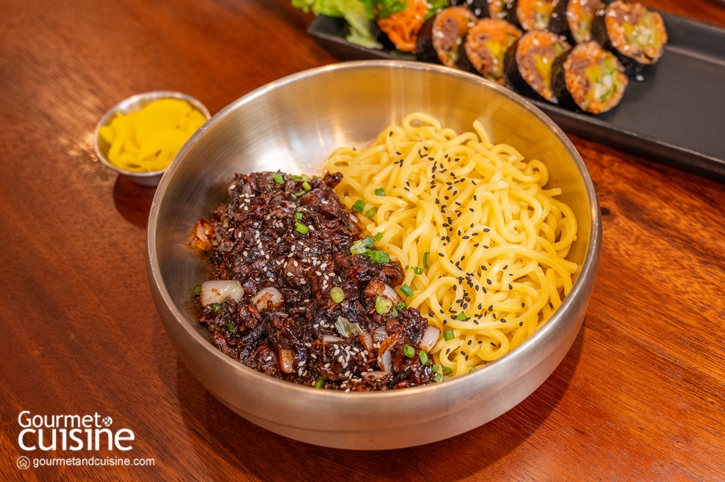 HASUL ภาษาเกาหลี หมายถึง หิมะในฤดูร้อน คำที่ตั้งใจซ่อนนัยเอาไว้อย่างสวยงาม ฤดูร้อนแทนเมืองไทย ส่วนหิมะคือเกาหลี เมื่อสองสิ่งต่างขั้วมาบรรจบกันกลายเป็นความโรแมนติกที่ชวนให้นึกถึงซีรีส์เกาหลีเรื่องโปรด 