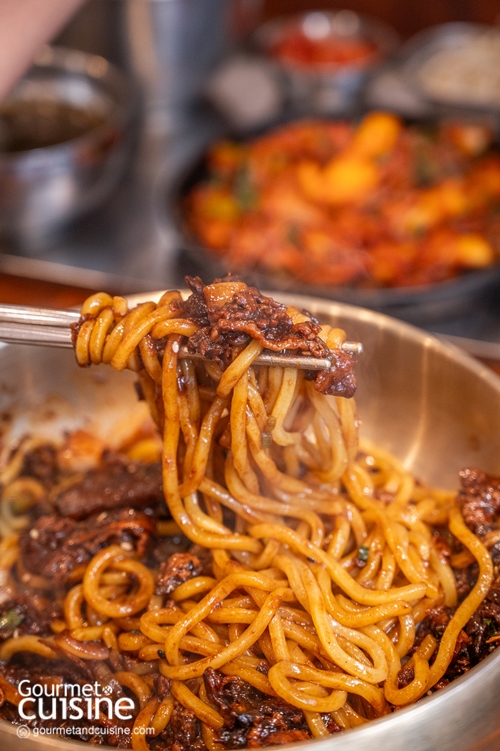 HASUL ภาษาเกาหลี หมายถึง หิมะในฤดูร้อน คำที่ตั้งใจซ่อนนัยเอาไว้อย่างสวยงาม ฤดูร้อนแทนเมืองไทย ส่วนหิมะคือเกาหลี เมื่อสองสิ่งต่างขั้วมาบรรจบกันกลายเป็นความโรแมนติกที่ชวนให้นึกถึงซีรีส์เกาหลีเรื่องโปรด 