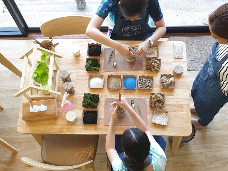 จิบเครื่องดื่ม ปลดปล่อยไอเดีย สร้างสรรค์ความเขียวขจี ไปกับ Mix & Moss: Bottle Terrarium Workshop ที่ เมโทร เลานจ์ โรงแรมอวานี รัชดา กรุงเทพฯ