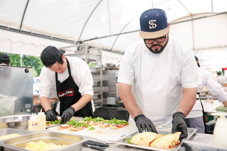 ซีพี แอ็กซ์ตร้า นำทัพเชฟดัง จัดกิจกรรม “ยืนหยัดให้คุณยิ้มได้ CHEF DAY’s CHARITY EVENT” ส่งมอบอาหาร 3,600 กล่อง สู่ชุมชนในเขต กทม.