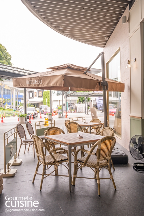 Smith & Co. ไม่เคยทำให้ผิดหวัง สาขาใหม่ล่าสุดที่เมกาบางนายังคงเสิร์ฟรสชาติกลมกล่อมเข้มข้นในแบบที่หลายคนหลงรัก ตั้งแต่ขนมปังเบอร์เกอร์โฮมเมดอบร้อนๆ ออกจากเตาใหม่ๆ ไปจนถึงพาสต้าเส้นสดที่นวดและทำกันเองในครัว