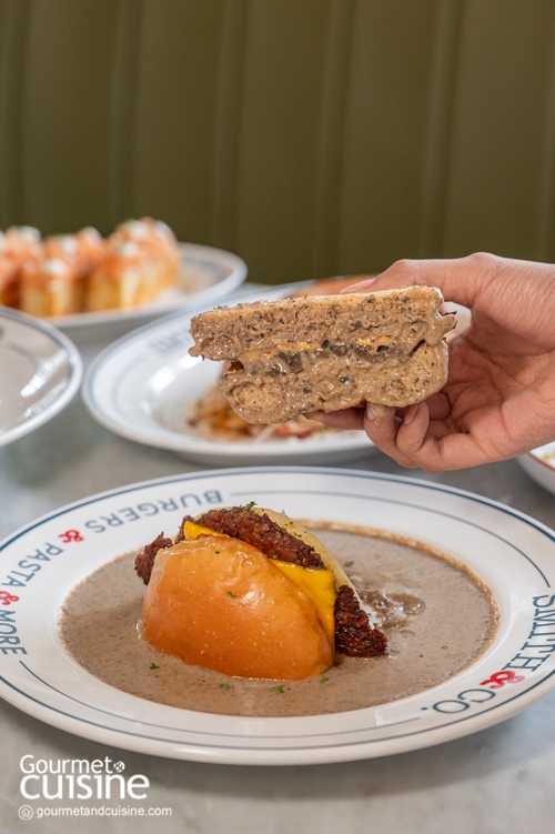 Smith & Co. ไม่เคยทำให้ผิดหวัง สาขาใหม่ล่าสุดที่เมกาบางนายังคงเสิร์ฟรสชาติกลมกล่อมเข้มข้นในแบบที่หลายคนหลงรัก ตั้งแต่ขนมปังเบอร์เกอร์โฮมเมดอบร้อนๆ ออกจากเตาใหม่ๆ ไปจนถึงพาสต้าเส้นสดที่นวดและทำกันเองในครัว