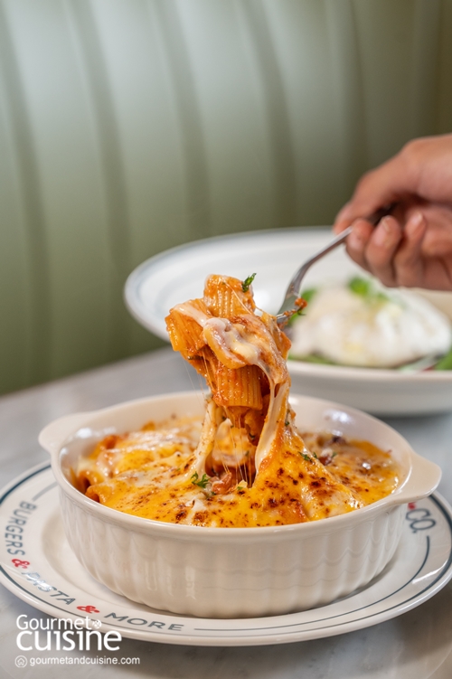 Smith & Co. ไม่เคยทำให้ผิดหวัง สาขาใหม่ล่าสุดที่เมกาบางนายังคงเสิร์ฟรสชาติกลมกล่อมเข้มข้นในแบบที่หลายคนหลงรัก ตั้งแต่ขนมปังเบอร์เกอร์โฮมเมดอบร้อนๆ ออกจากเตาใหม่ๆ ไปจนถึงพาสต้าเส้นสดที่นวดและทำกันเองในครัว