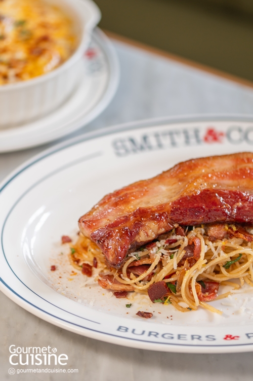 Smith & Co. ไม่เคยทำให้ผิดหวัง สาขาใหม่ล่าสุดที่เมกาบางนายังคงเสิร์ฟรสชาติกลมกล่อมเข้มข้นในแบบที่หลายคนหลงรัก ตั้งแต่ขนมปังเบอร์เกอร์โฮมเมดอบร้อนๆ ออกจากเตาใหม่ๆ ไปจนถึงพาสต้าเส้นสดที่นวดและทำกันเองในครัว