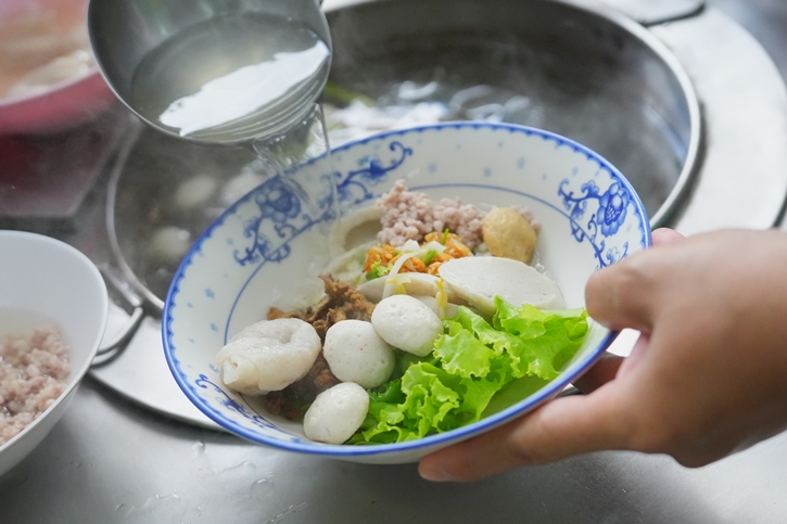 เปิดสูตรลับ “ล้งเล้งลูกชิ้นปลา” สตรีทฟู้ดระดับตำนานแห่งบรรทัดทอง  ที่ยืนหยัดพร้อมเผชิญทุกการเปลี่ยนแปลง