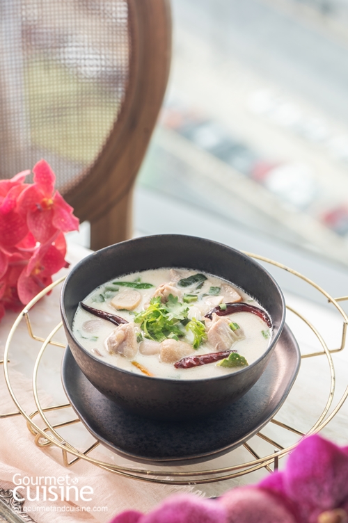 ต้มข่าไก่มารีกีมาร์ (Tom Kha Gai) สูตรโดย เชฟปิ๊ก-คณิน สินพันธ์ จากโรงแรมวินแดม แบงค็อก ควีน คอนเวนชั่น เซ็นเตอร์