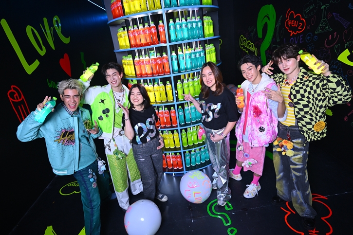 “เอส” จัดหนัก เดินหน้ารุกตลาดน้ำอัดลมสี  เปิดตัวนวัตกรรมสุดจึ้ง ครั้งแรกของน้ำสีส่องไฟเรืองแสง  เติม Gen ซ่า ให้จ้ากล้าเป็นตัวเอง