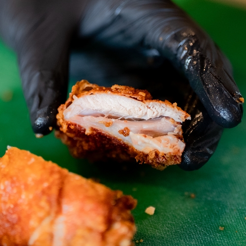 คุยครบรสกับมอส-จรรยธร และจูเนียร์-ทัพไทย ผู้สร้างแบรนด์อาหารยอดฮิต HAAB, Layers, HAROY และ YogurBara