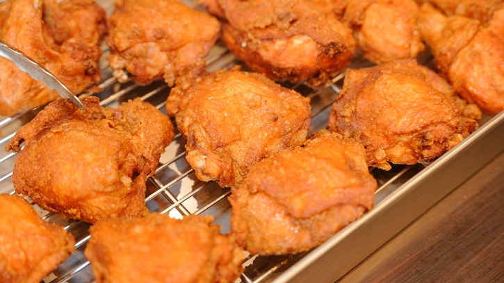 คุยครบรสกับมอส-จรรยธร และจูเนียร์-ทัพไทย ผู้สร้างแบรนด์อาหารยอดฮิต HAAB, Layers, HAROY และ YogurBara