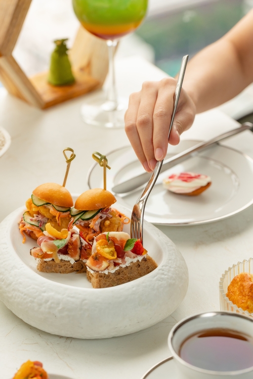 เปิดตัว ชุดอาฟเตอร์นูน ที The Honey Bee Bloom & Buzz ณ ห้องอาหาร เวอร์ทิโก้ ทู