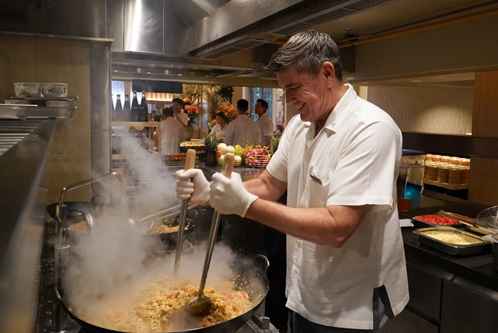 พัทยา แมริออท รีสอร์ต แอนด์ สปา ร่วมกับ เรเนซองส์ พัทยา รีสอร์ท แอนด์ สปาและมูลนิธิ SOS ประเทศไทย จัดทำอาหาร 500 มื้อ มอบให้แก่ชุมชนในพัทยา เนื่องในวันอาหารโลก ปี 2568