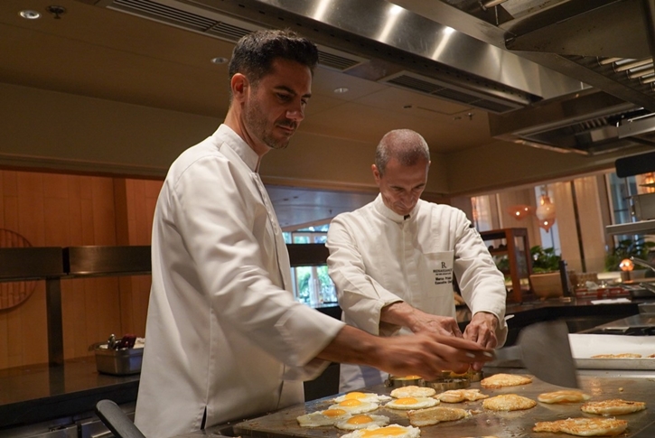 พัทยา แมริออท รีสอร์ต แอนด์ สปา ร่วมกับ เรเนซองส์ พัทยา รีสอร์ท แอนด์ สปาและมูลนิธิ SOS ประเทศไทย จัดทำอาหาร 500 มื้อ มอบให้แก่ชุมชนในพัทยา เนื่องในวันอาหารโลก ปี 2568