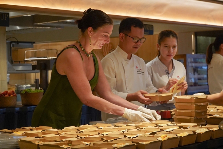 พัทยา แมริออท รีสอร์ต แอนด์ สปา ร่วมกับ เรเนซองส์ พัทยา รีสอร์ท แอนด์ สปาและมูลนิธิ SOS ประเทศไทย จัดทำอาหาร 500 มื้อ มอบให้แก่ชุมชนในพัทยา เนื่องในวันอาหารโลก ปี 2568