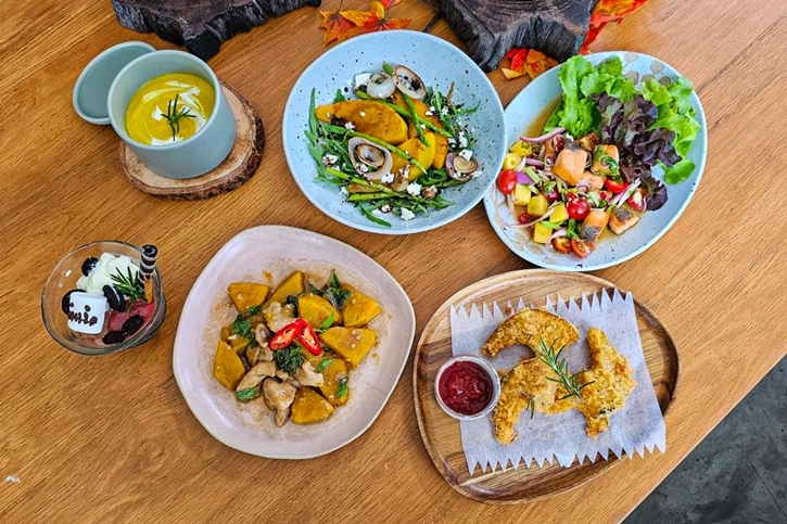 กุ๊กๆ กู๋ววว เทศกาลฮาโลวีนมาถึงแล้ว! ชวนไปชิม 8 ร้านดังเสิร์ฟ “เมนูฮาโลวีน” แห่งปี 2025
