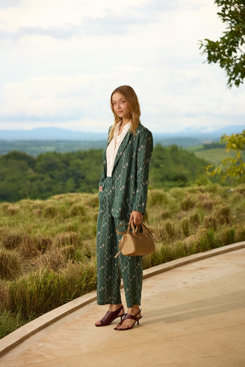 จิม ทอมป์สัน ถ่ายทอดความงามจากทิวเขาและผ้ามัดหมี่ ผ่านคอลเลกชันใหม่ “Jim’s Field of Dreams”