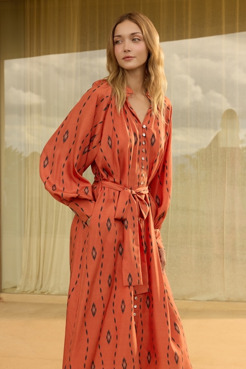 จิม ทอมป์สัน ถ่ายทอดความงามจากทิวเขาและผ้ามัดหมี่ ผ่านคอลเลกชันใหม่ “Jim’s Field of Dreams”