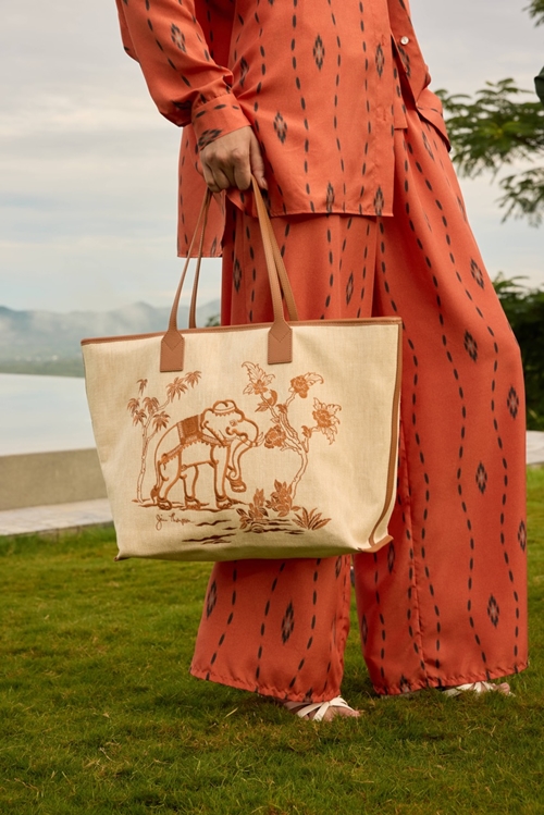 จิม ทอมป์สัน ถ่ายทอดความงามจากทิวเขาและผ้ามัดหมี่ ผ่านคอลเลกชันใหม่ “Jim’s Field of Dreams”