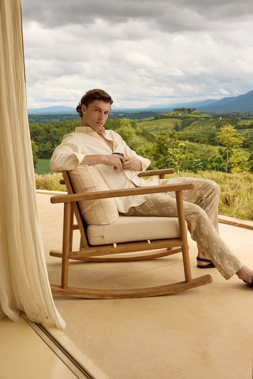 จิม ทอมป์สัน ถ่ายทอดความงามจากทิวเขาและผ้ามัดหมี่ ผ่านคอลเลกชันใหม่ “Jim’s Field of Dreams”