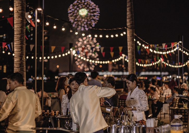 ร่วมฉลองเทศกาลลอยกระทงริมแม่น้ำเจ้าพระยา ณ ห้องอาหารริเวอร์บาร์จ  โรงแรมชาเทรียม ริเวอร์ไซด์