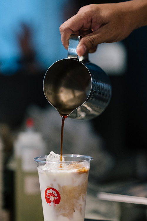 ที่แรกที่เดียว CHAGEE Mahanakhon สร้างปรากฏการณ์จิบชาเหนือเมฆ พร้อมวิวหลักล้านแบบ 360 องศา กับ Tea Bar บนชั้น 74 ที่สูงที่สุดในโลก