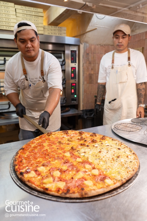 ร้านพิซซาสไตล์นิวยอร์กไซส์ยักษ์ขนาด 20 นิ้ว เหมาะสำหรับพาเพื่อนและครอบครัวมาแชร์ริงกัน