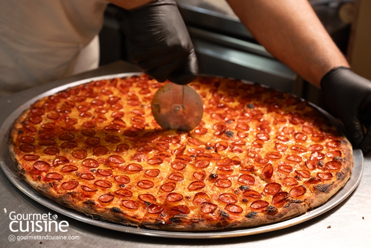 ร้านพิซซาสไตล์นิวยอร์กไซส์ยักษ์ขนาด 20 นิ้ว เหมาะสำหรับพาเพื่อนและครอบครัวมาแชร์ริงกัน