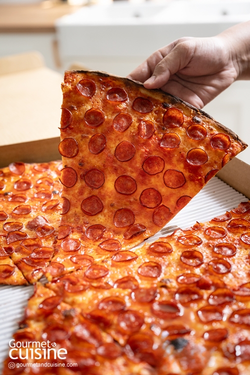 ร้านพิซซาสไตล์นิวยอร์กไซส์ยักษ์ขนาด 20 นิ้ว เหมาะสำหรับพาเพื่อนและครอบครัวมาแชร์ริงกัน