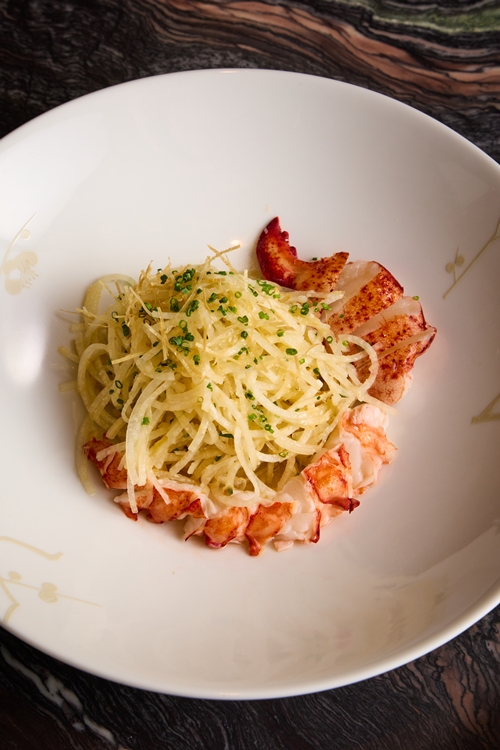 ในโอกาสครบรอบ 1 ปีของร้านอาหาร Nobu Bangkok ที่เป็นจุดหมายปลายทางแห่งความหรูหราและรสชาติญี่ปุ่น-เปรูระดับโลก เชฟ Nobu Matsuhisa ผู้ก่อตั้งและไอคอนแห่งวงการอาหารได้เดินทางมากรุงเทพฯ