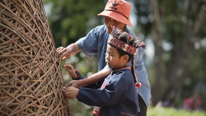 มูลนิธิแม่ฟ้าหลวงฯ ร่วมกับ เซ็นทรัล เชียงราย สืบสานพระปณิธานสมเด็จ พระบรมราชชนนีพันปีหลวง ถ่ายทอดภูมิปัญญา 4 ชนเผ่าล้านนา สู่งานศิลป์