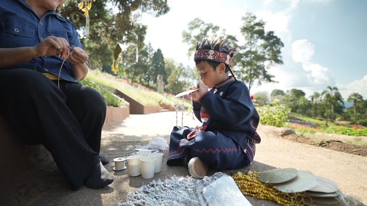มูลนิธิแม่ฟ้าหลวงฯ ร่วมกับ เซ็นทรัล เชียงราย สืบสานพระปณิธานสมเด็จ พระบรมราชชนนีพันปีหลวง ถ่ายทอดภูมิปัญญา 4 ชนเผ่าล้านนา สู่งานศิลป์