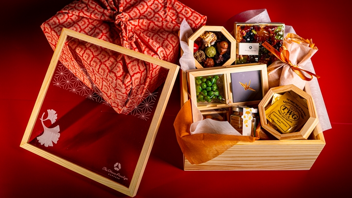 โรงแรม ดิ โอกุระ เพรสทีจ กรุงเทพฯ ภูมิใจเสนอ “Merrymakers Festive Hamper” กล่องของขวัญที่รวมความคลาสสิกของคริสต์มาสและศิลปะญี่ปุ่นเข้าไว้ด้วยกันอย่างลงตัว