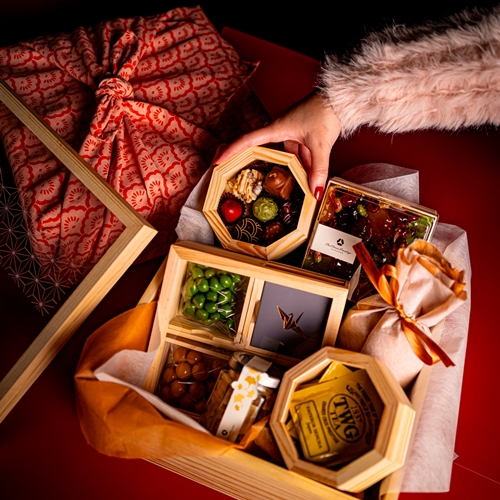 โรงแรม ดิ โอกุระ เพรสทีจ กรุงเทพฯ ภูมิใจเสนอ “Merrymakers Festive Hamper” กล่องของขวัญที่รวมความคลาสสิกของคริสต์มาสและศิลปะญี่ปุ่นเข้าไว้ด้วยกันอย่างลงตัว