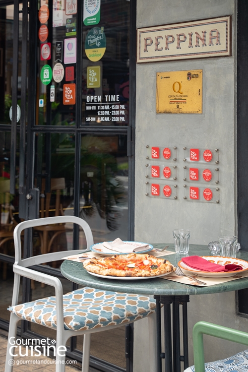 บรรยากาศช่วงกลางวันที่ Peppina ในซอยสุขุมวิท 33 เต็มไปด้วยชีวิตชีวา กลิ่นหอม ของพิซซาอบใหม่และบทสนทนาของลูกค้าหลากสัญชาติ ทำให้ร้านพิซซาสไตล์นาโปลีแห่งนี้มีเสน่ห์มาก