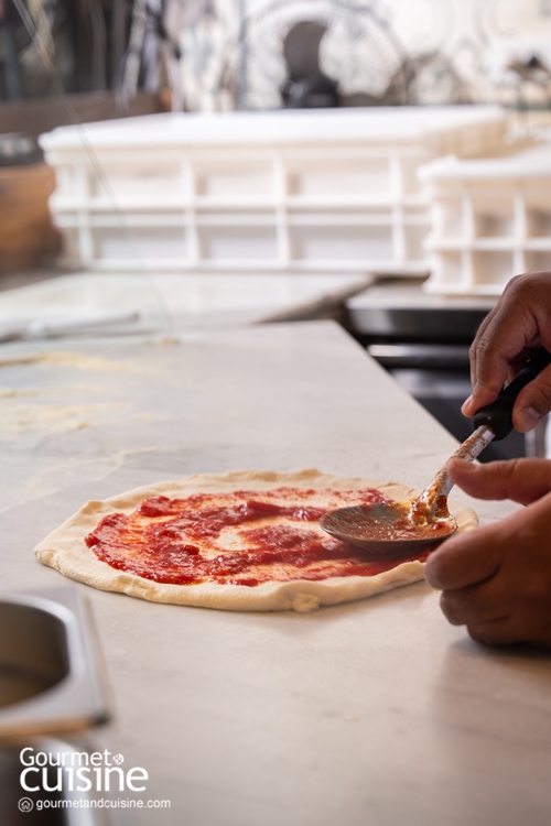 บรรยากาศช่วงกลางวันที่ Peppina ในซอยสุขุมวิท 33 เต็มไปด้วยชีวิตชีวา กลิ่นหอม ของพิซซาอบใหม่และบทสนทนาของลูกค้าหลากสัญชาติ ทำให้ร้านพิซซาสไตล์นาโปลีแห่งนี้มีเสน่ห์มาก