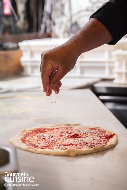 บรรยากาศช่วงกลางวันที่ Peppina ในซอยสุขุมวิท 33 เต็มไปด้วยชีวิตชีวา กลิ่นหอม ของพิซซาอบใหม่และบทสนทนาของลูกค้าหลากสัญชาติ ทำให้ร้านพิซซาสไตล์นาโปลีแห่งนี้มีเสน่ห์มาก