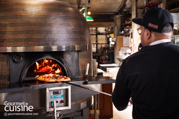 บรรยากาศช่วงกลางวันที่ Peppina ในซอยสุขุมวิท 33 เต็มไปด้วยชีวิตชีวา กลิ่นหอม ของพิซซาอบใหม่และบทสนทนาของลูกค้าหลากสัญชาติ ทำให้ร้านพิซซาสไตล์นาโปลีแห่งนี้มีเสน่ห์มาก