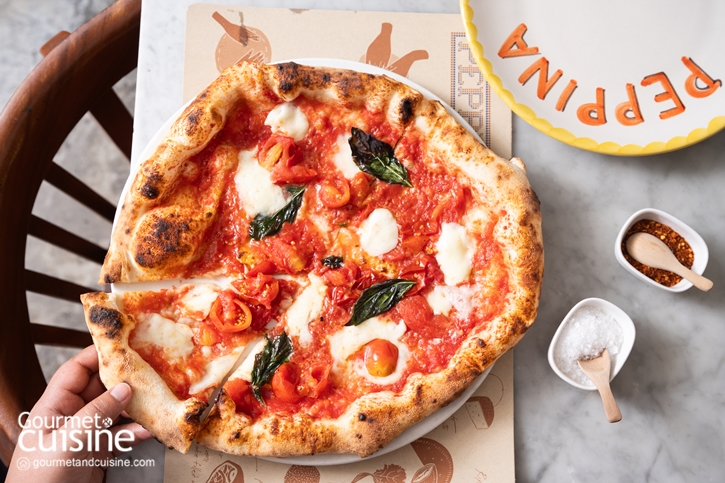 บรรยากาศช่วงกลางวันที่ Peppina ในซอยสุขุมวิท 33 เต็มไปด้วยชีวิตชีวา กลิ่นหอม ของพิซซาอบใหม่และบทสนทนาของลูกค้าหลากสัญชาติ ทำให้ร้านพิซซาสไตล์นาโปลีแห่งนี้มีเสน่ห์มาก