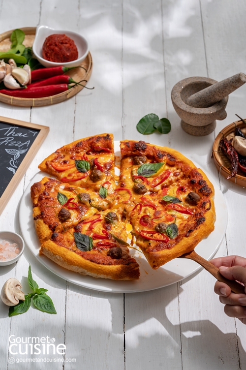 โฮมเมดพิซซาพะแนงเนื้อ (Homemade Thai-style Beef Red Curry Pizza)