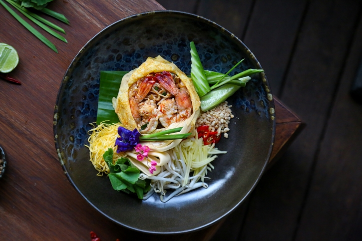 ลิ้มรสความอร่อยอันเป็นเอกลักษณ์ของผัดไทย ที่สันติบุรี เกาะสมุย