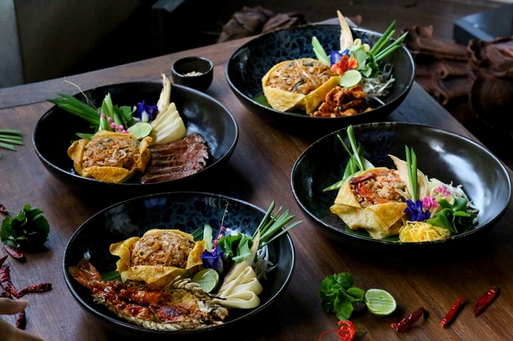 ลิ้มรสความอร่อยอันเป็นเอกลักษณ์ของผัดไทย ที่สันติบุรี เกาะสมุย