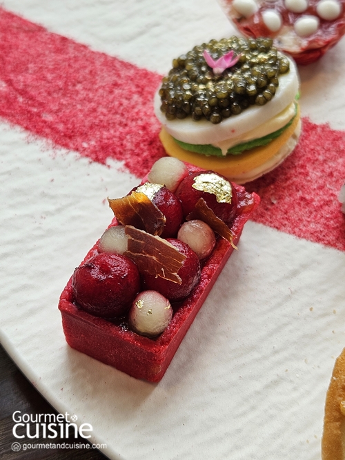 ชวนไปชิม Festive Afternoon Tea ใต้ต้นคริสต์มาสสีม่วง ที่ Waldorf Astoria Bangkok