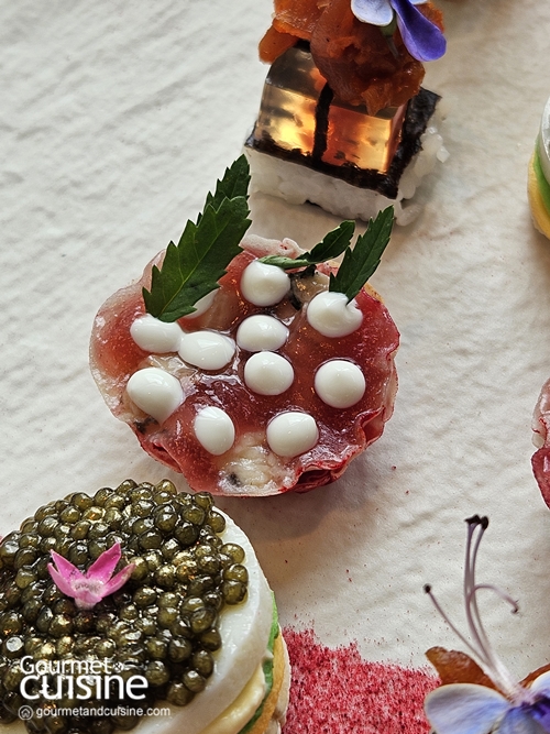 ชวนไปชิม Festive Afternoon Tea ใต้ต้นคริสต์มาสสีม่วง ที่ Waldorf Astoria Bangkok